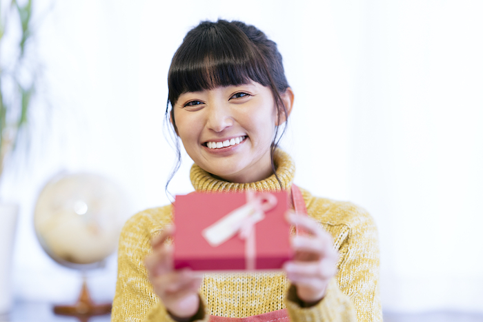 バレンタインチョコレートをあげる女性