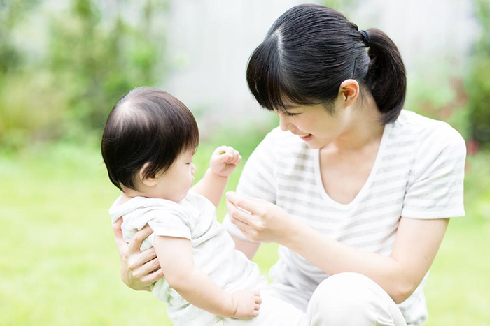 赤ちゃんをあやす女性