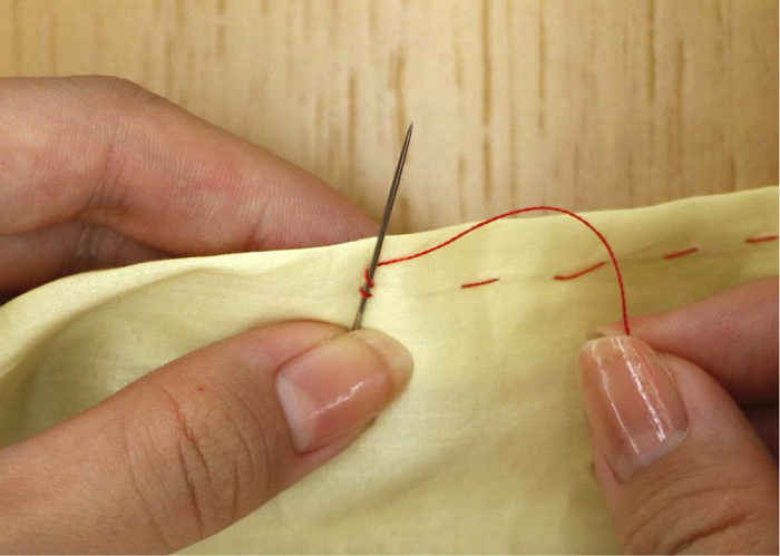 1.刺し終わりの位置に針を置き、糸を抜きます。