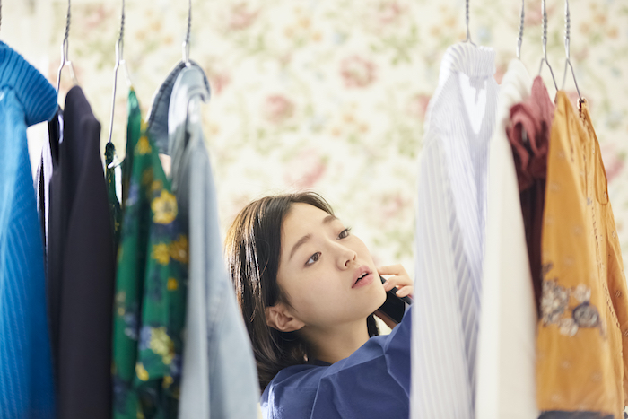 春の洋服を物色する女性