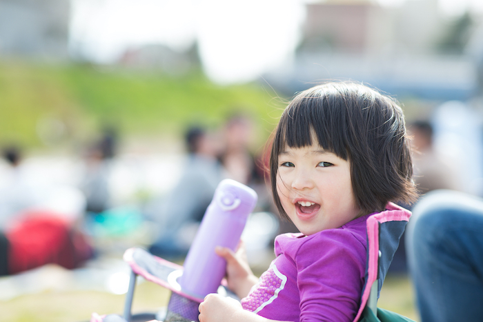 水筒を持つ少女