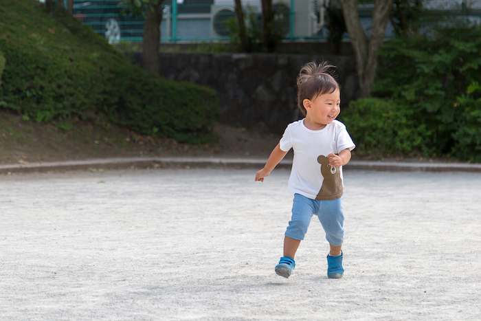 公園でステテコをはいて遊ぶ子ども