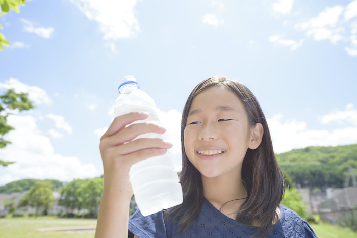 ペットボトルを持っている女の子