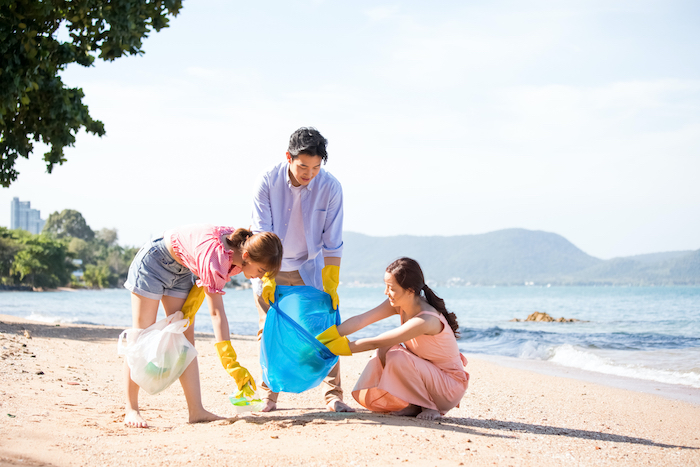 海のごみを拾う人々