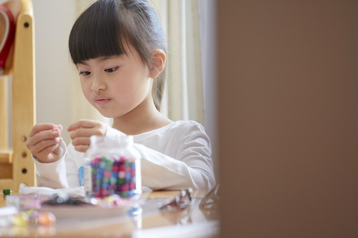 子どもが何か作っているイメージ写真