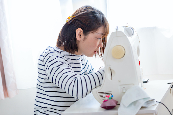 ミシンを使っている女性