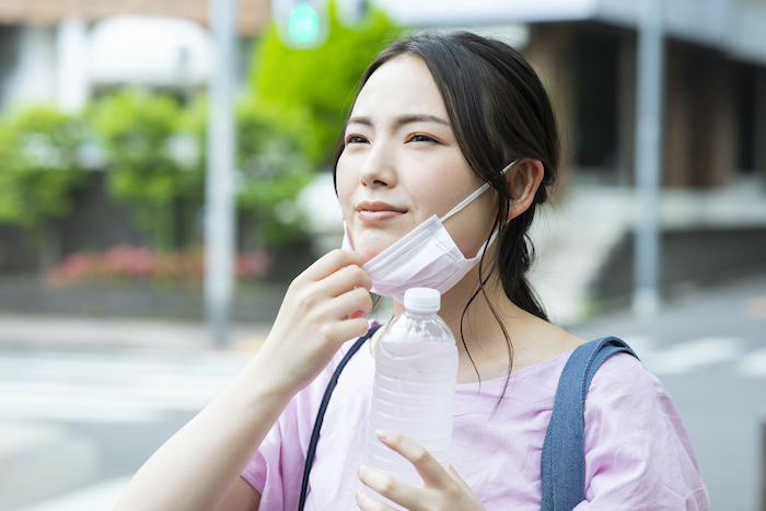 水を飲んでいる女性