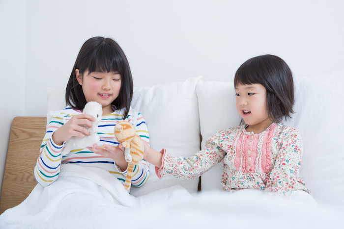 ぬいぐるみで遊んでいる様子