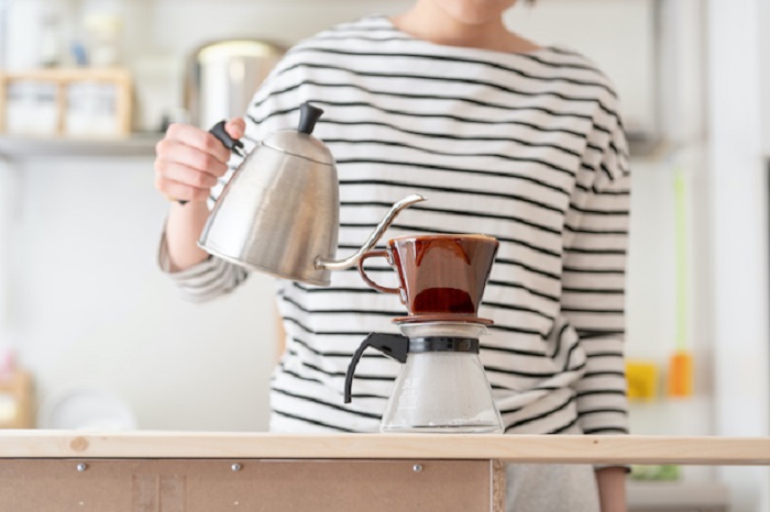 コーヒーを淹れている写真