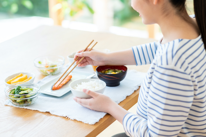 食事をしている女性の写真