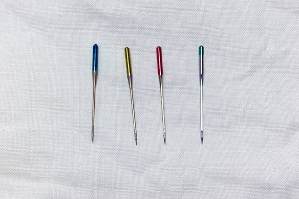 ミシン針を4種類並べた写真