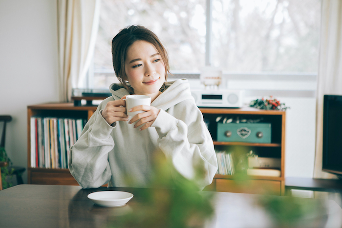 快適に過ごしている女性の写真