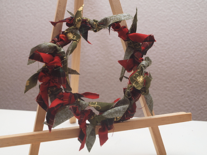 端切れとワイヤーで作るクリスマスリースの手順2の補足画像