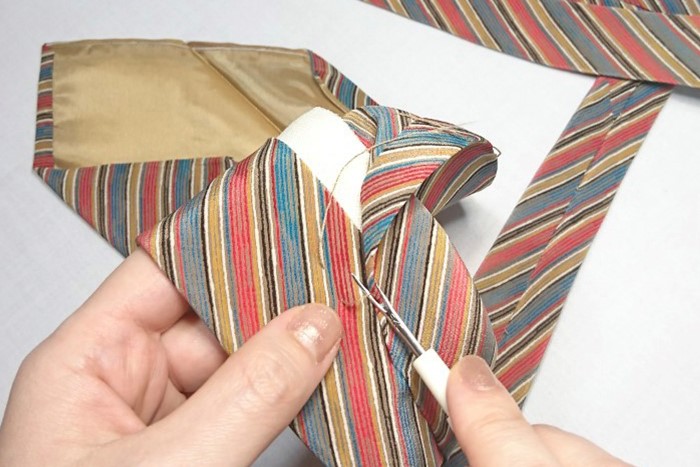 【ミシン初心者におすすめ】ネクタイ⇒蝶ネクタイのリメイク手順-ネクタイの縫い目をほどいている写真