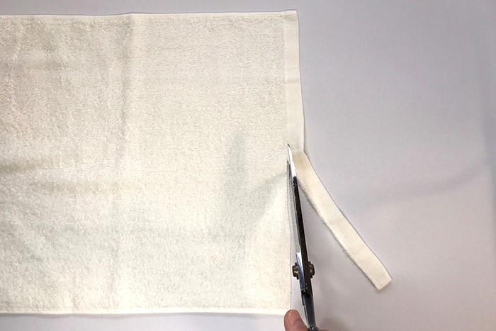 【ミシン初心者におすすめ】タオル⇒雑巾のリメイク手順-タオルの端を切り落としている写真