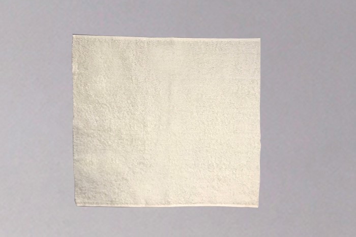 【ミシン初心者におすすめ】タオル⇒雑巾のリメイク手順-タオルを半分に切った状態の写真
