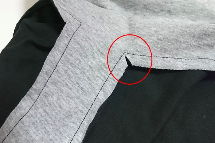 【ミシン初心者におすすめ】Tシャツ⇒エコバッグのリメイク手順-付け根に切り込みが入った状態の写真