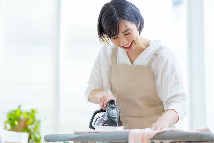 アイロンをかけている女性の写真