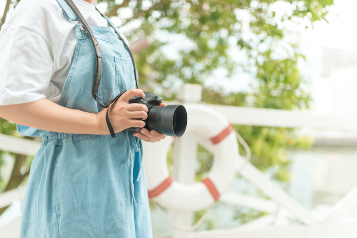 カメラを持っている女性の写真