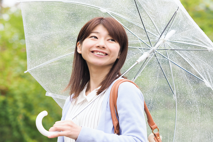 傘をさしている女性の写真