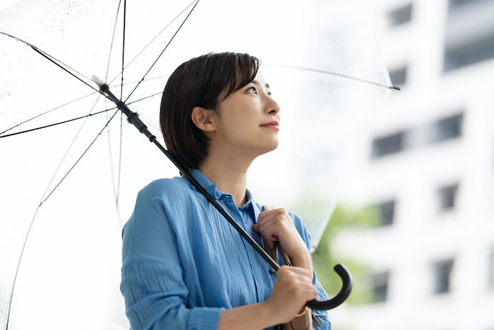 雨の日に傘をさす女性の写真