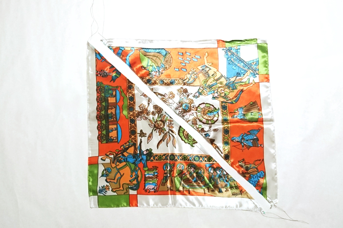 【ミシン初心者におすすめ】スカーフ⇒サコッシュのリメイク手順-粗ミシンをかけたリボン布を2枚並べた写真