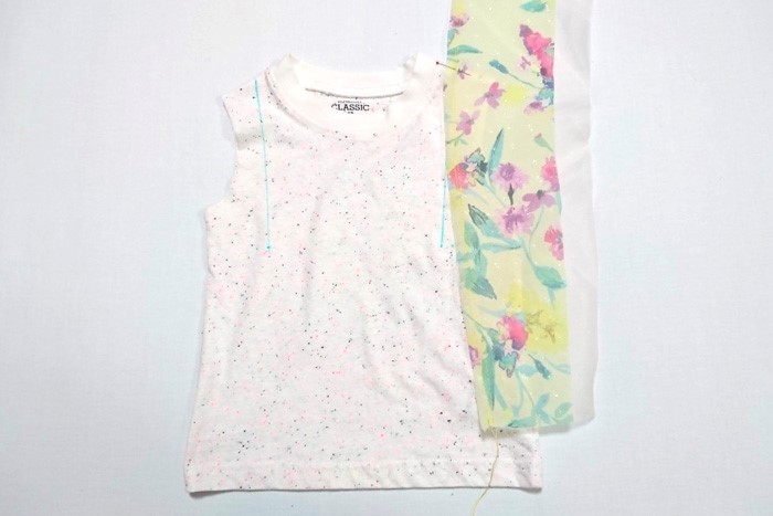 【ミシン初心者におすすめ】Tシャツ⇒フリル付ノースリーブシャツのリメイク手順-フリルの中央とTシャツをまち針で留めた状態の写真