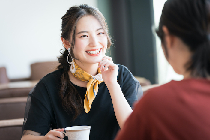 スカーフをしている女性の写真