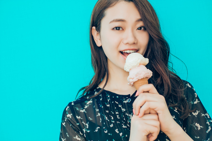 アイスクリームを食べている女性の写真