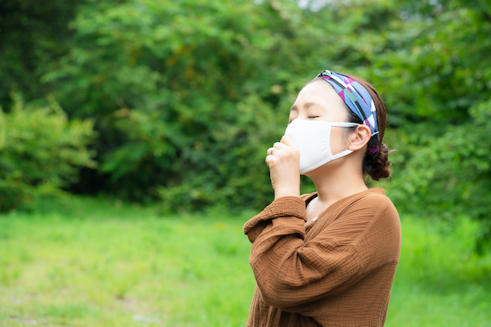 ヘアバンドをした女性の写真