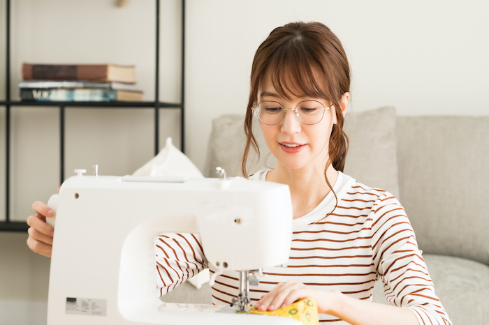 ミシンを使っている女性の写真