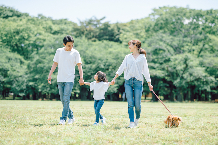 家族で犬の散歩をしている写真