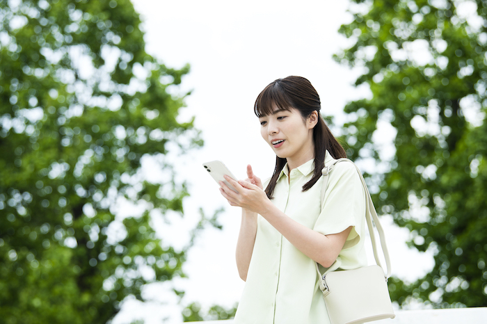 スマートフォンを操作している女性の写真