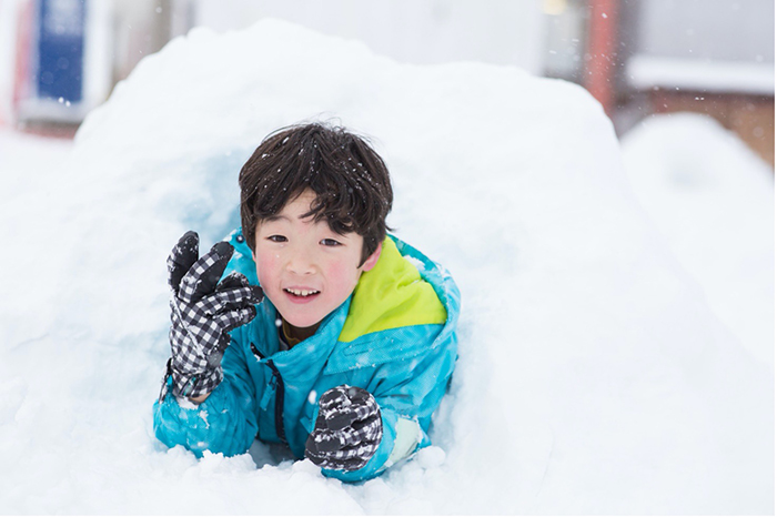 寒い冬でも雪遊びで楽しく思い出作り