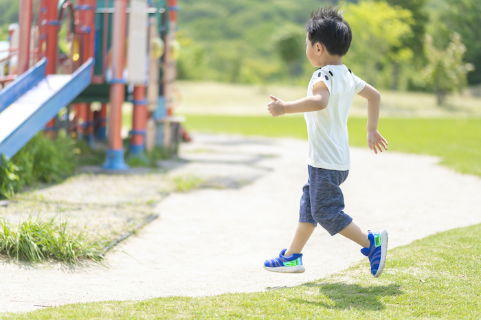 公園で遊ぶ子ども