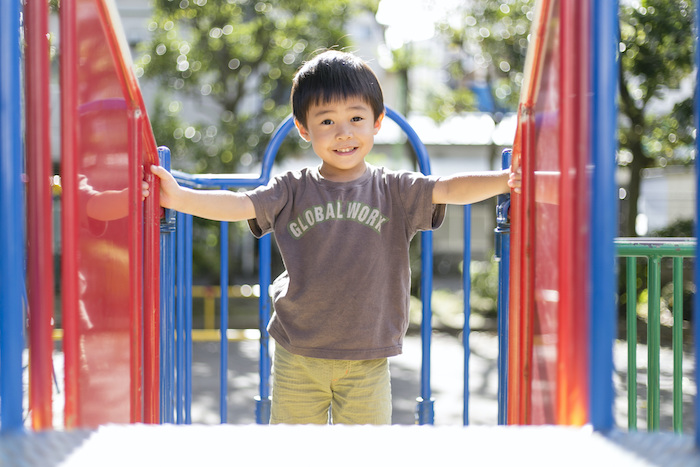 遊具で遊ぶ子ども