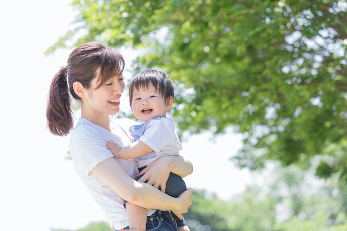 公園で遊ぶ親子