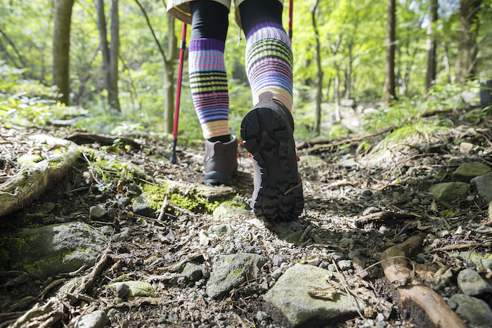 登山する女性