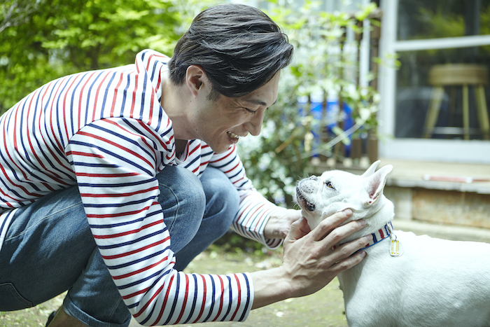 飼い主に撫でられる犬