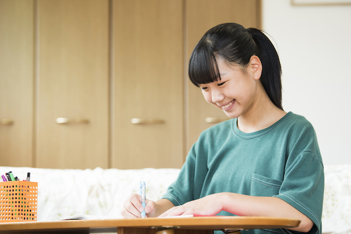 自宅で勉強する女生徒