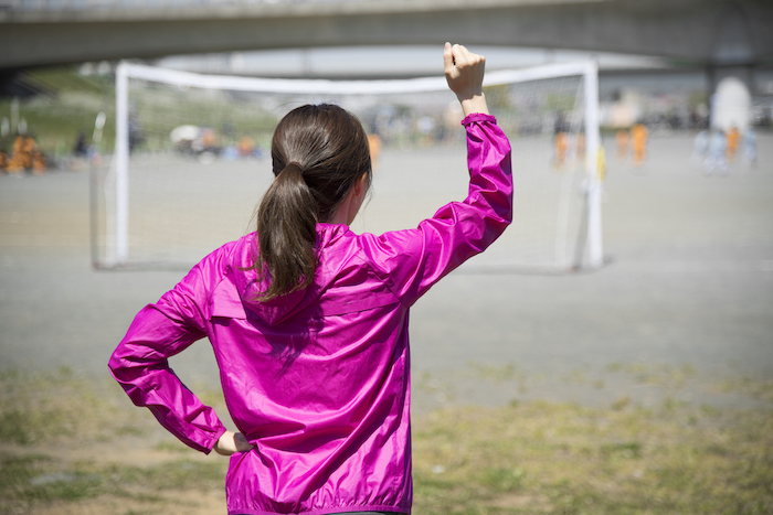 試合を応援する女性