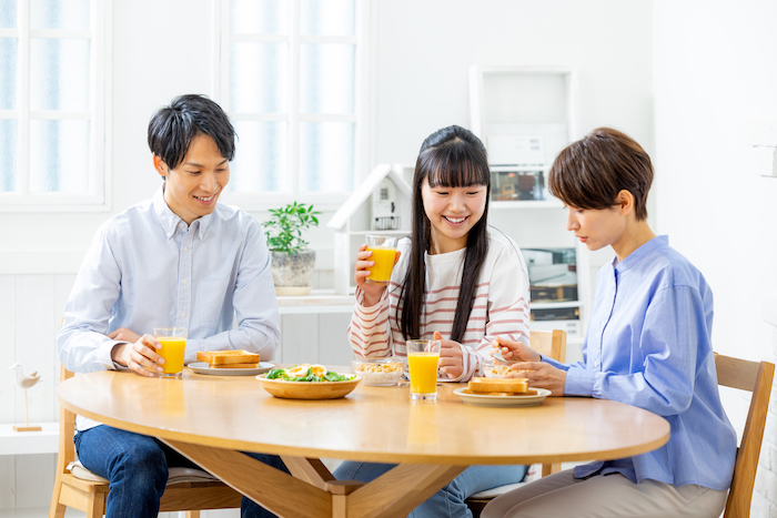 朝食をとる家族