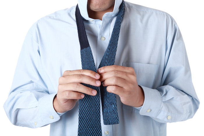 ネクタイを結ぶ男性