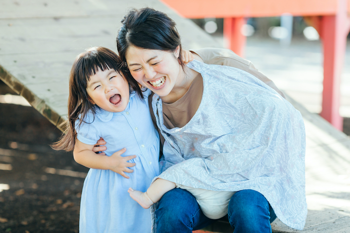 笑顔のお母さんと子ども