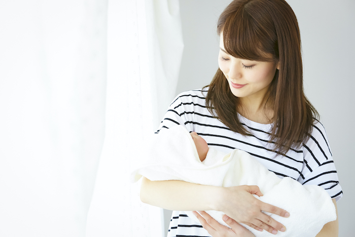 赤ちゃんを抱くお母さん