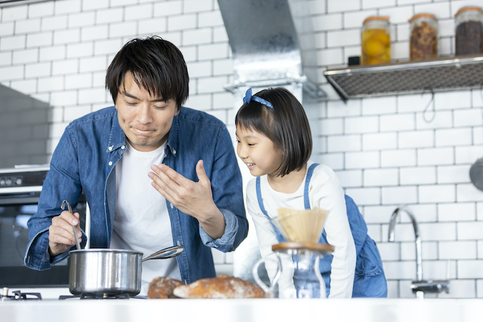 試食する親子