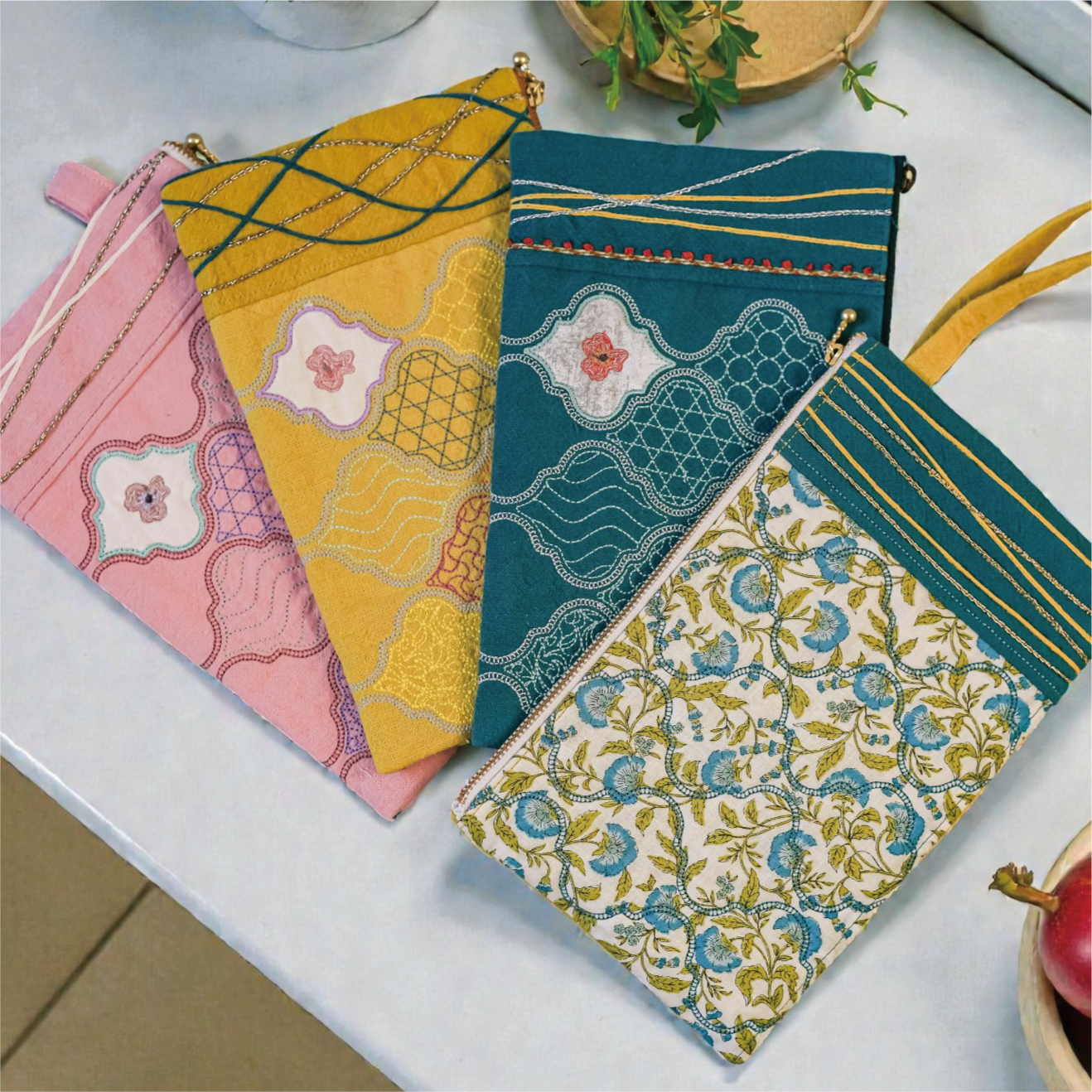 モロッカンタイル刺しゅうのポーチ1