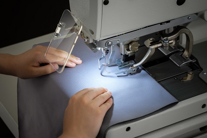明るい手元であらゆる縫製作業に柔軟に対応