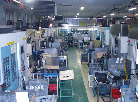 本社工場に並ぶCNCタッピングセンターの生産ライン