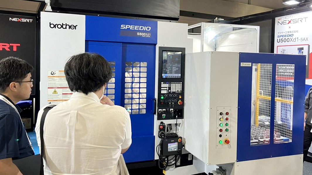 S500Xd1とBV7-870Adの展示に興味を示す来場者様 写真